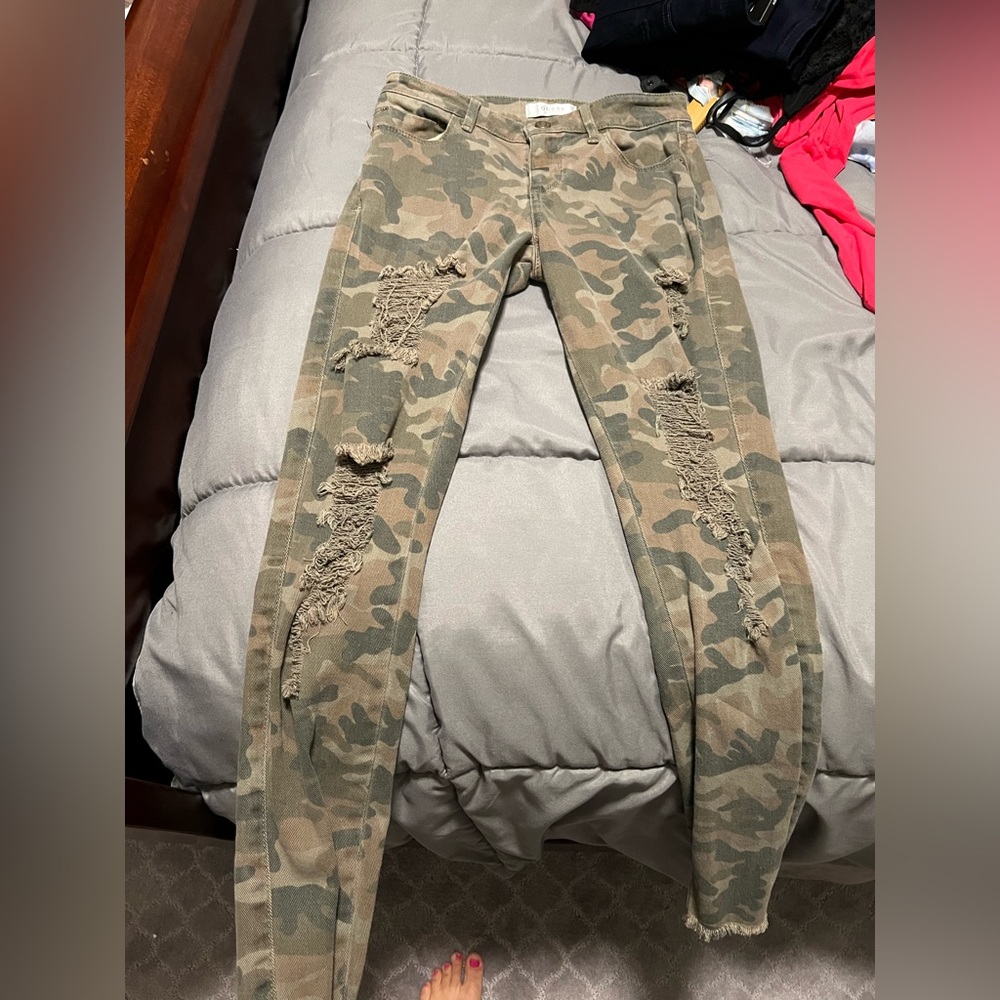 **NEW LISTING!!** Guess Camoflauge skinny jeans with rips
